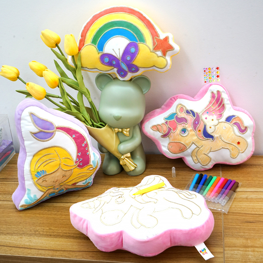 Soldaytoy's plush toys & felt craft kits: cozy handmade designs for creative crafting.